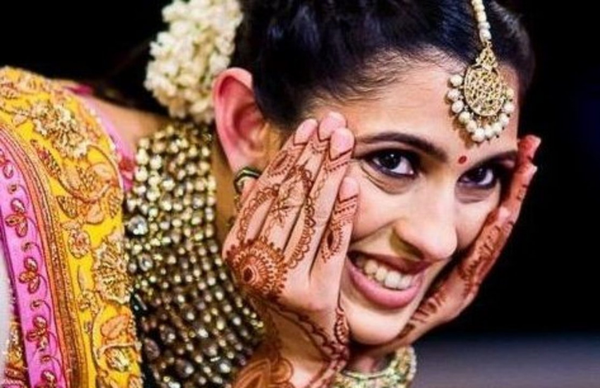 नीता मुकेश अंबानी के बेटे आकाश अंबानी की पत्नी श्लोका वैसे तो मीडिया से दूर रहती हैं, लेकिन ऐसा नहीं कि वह इंट्रोवर्ट हैं। उनकी तस्वीरों को देखकर आप समझ सकेंगे कि वह बेहद मौज-मस्ती में रहने वालों में से हैं।