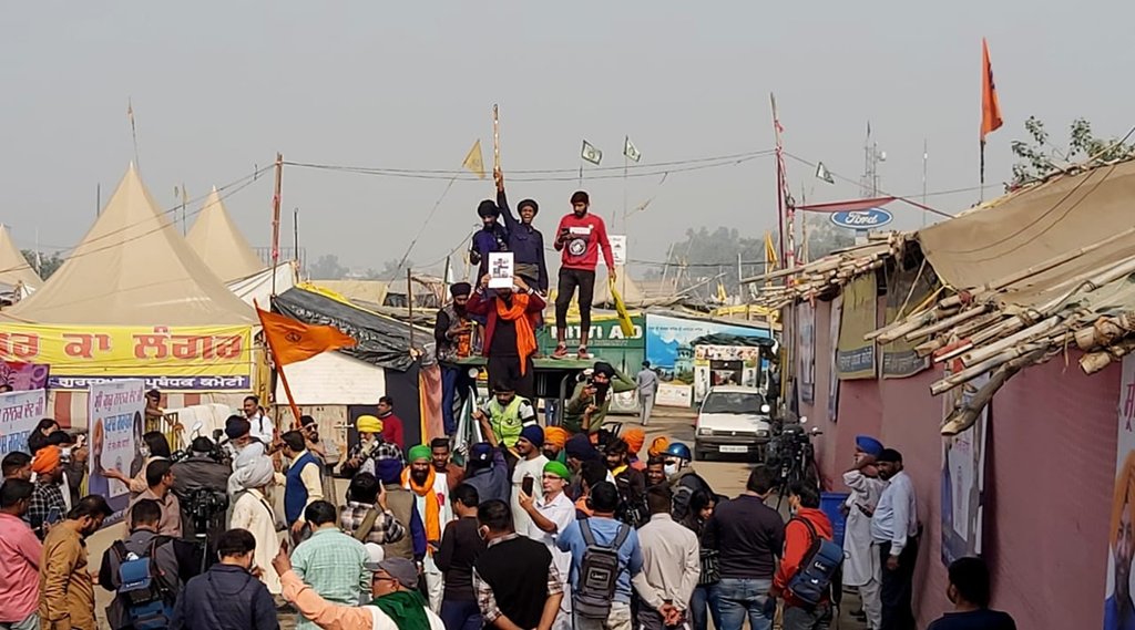 सिंघु बॉर्डर पर जश्न मनाते किसान। फोटो- एक्सप्रेस @ प्रवीण खन्ना