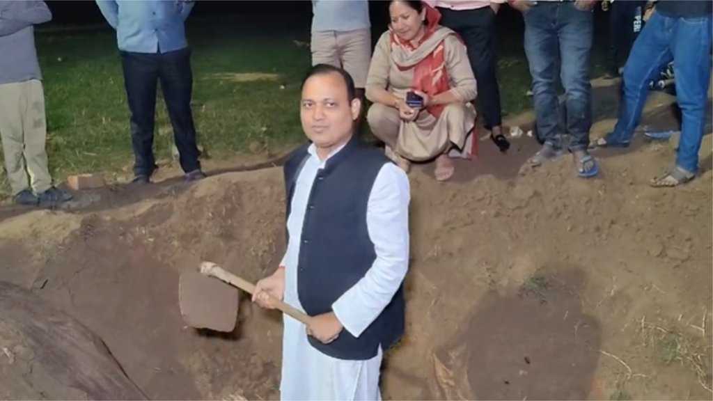 शुक्रवार को आप विधायक सोमनाथ भारती खुद से ही फावड़ा लेकर छठ घाट बनाने में जुट गए। (फोटो: ट्विटर/attorneybharti)