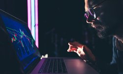 Sensex शुरुआती कारोबार में 800 अंक से अधिक टूटा; Nifty 17,300 के नीचे; रुपया US डॉलर के मुकाबले 16 पैसे गिरा