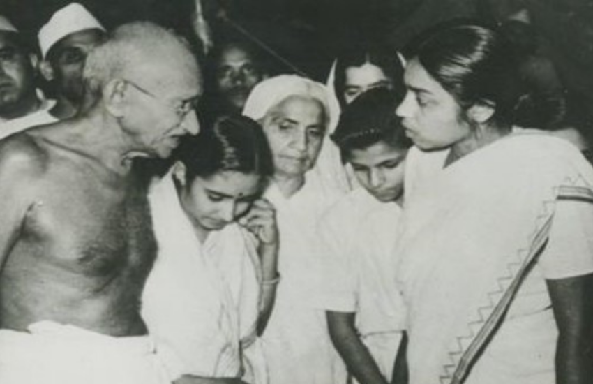 आजादी के वक्त नोआखाली में दंगे हुए तब महात्मा गांधी के साथ सुचेता भी गई थीं। 1952 के लोकसभा चुनाव में सुचेता ने कांग्रेस के खिलाफ चुनाव लड़ा था और जीती भी थीं, लेकिन बाद में1957 में वह कांग्रेस में आ गई और चुनाव जीती तो नेहरू ने उन्हें राज्यमंत्री बना दिया था