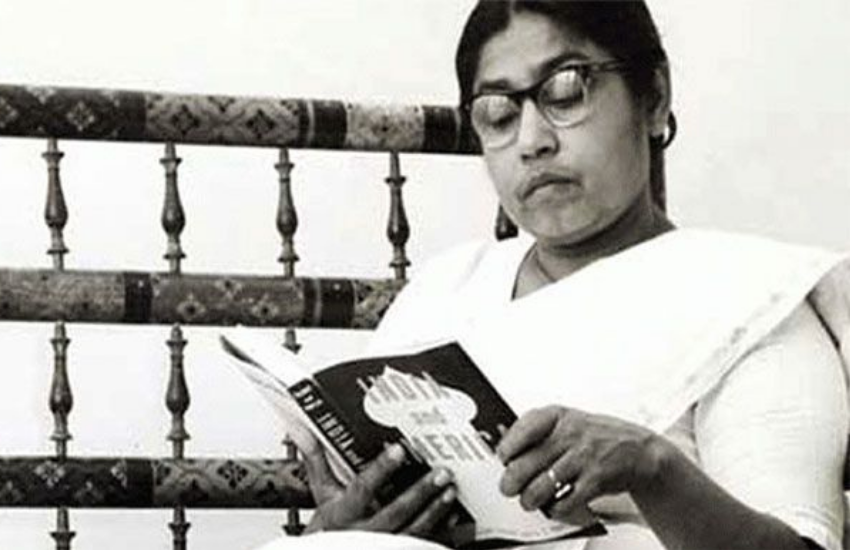 सुचेता कृपलानी पर लिखी गई किताब ग्रेट वुमन ऑफ मॉडर्न इंडिया नाम में जिक्र है कि जब वह नोआखाली में घूमती थी तो अपने साथ सायनाइड रखती थीं, क्योंकि उस वक्त वहां पर औरतें सुरक्षित नहीं थीं।