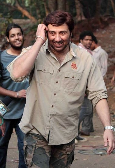 Sunny Deol: सनी देओल बॉलीवुड के बहुत बड़े सुपरस्टार रहे हैं। उन्होंने कई ब्लॉकबस्टर फिल्मों में काम किया है। सैकड़ों फिल्मों में अपने अभिनय से लोगों का दिल जीतने वाले सनी देओल जाट परिवार से हैं। वह भले निजी जिंदगी में पगड़ी ना बांधते हों लेकिन कई बार फिल्म में सरदार की भूमिका निभा चुके हैं। आइए देखें सनी देओल की फिल्मों से उनके कुछ चुनिंदा सरदार वाले लुक्स: 