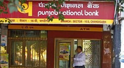 अगर आपके पास भी है पंजाब नेशनल बैंक का ये वाला कार्ड, तो मिलेगा 2 लाख रुपये का फायदा, जानिए कैसे