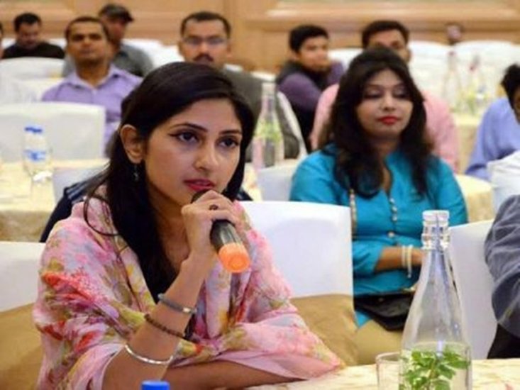 अपने क्षेत्र के लोगों के बीच अकसर सलवार सूट पहनने वालीं अदिति बड़े राजनीतिक कार्यक्रमों में साड़ी में ही नजर आती हैं।