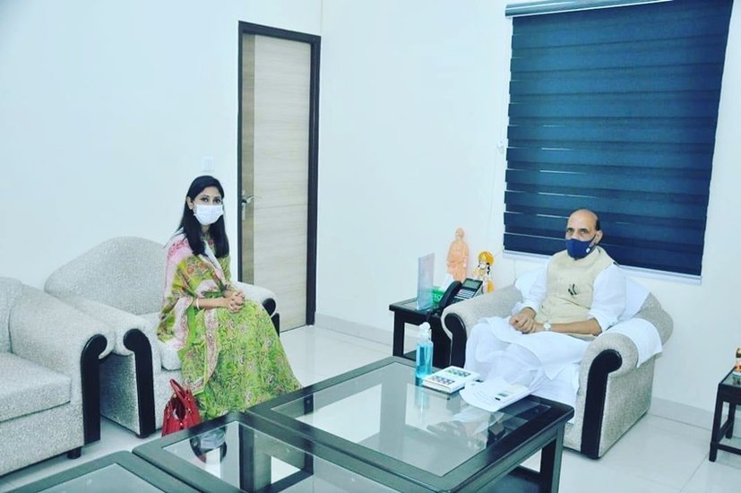 बीजेपी में शामिल होने के बाद राजनाथ सिंह से मुलाकात करतीं अदिति सिंह।