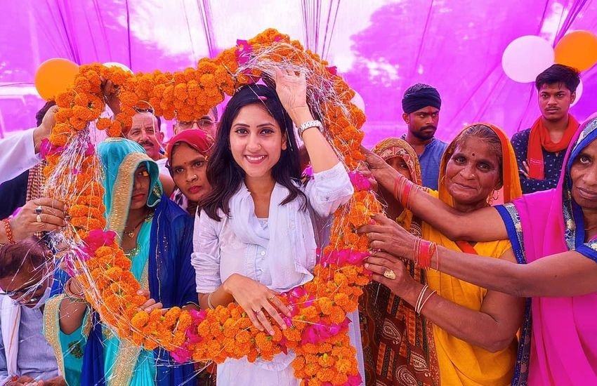 Aditi Singh In Saree: अदिति सिंह रायबरेली सदर से विधायक हैं। आदित क्षेत्र में अकसर सलवार सूट में नजर आती हैं। जनसम्पर्क के दौरान भी उनका यही ड्रेस कोड होता है। कुछ मौकों पर वह साड़ी में भी नजर आईं। देखें अदिति सिंह की साड़ी में कुछ तस्वीरें: 