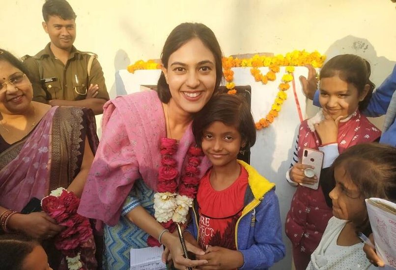 अदिति की छोटी बहन हैं। बहन का नाम देवांशी है। देवांशी भी अदिति की तरह अमेरिका से पढ़ी हैं। 