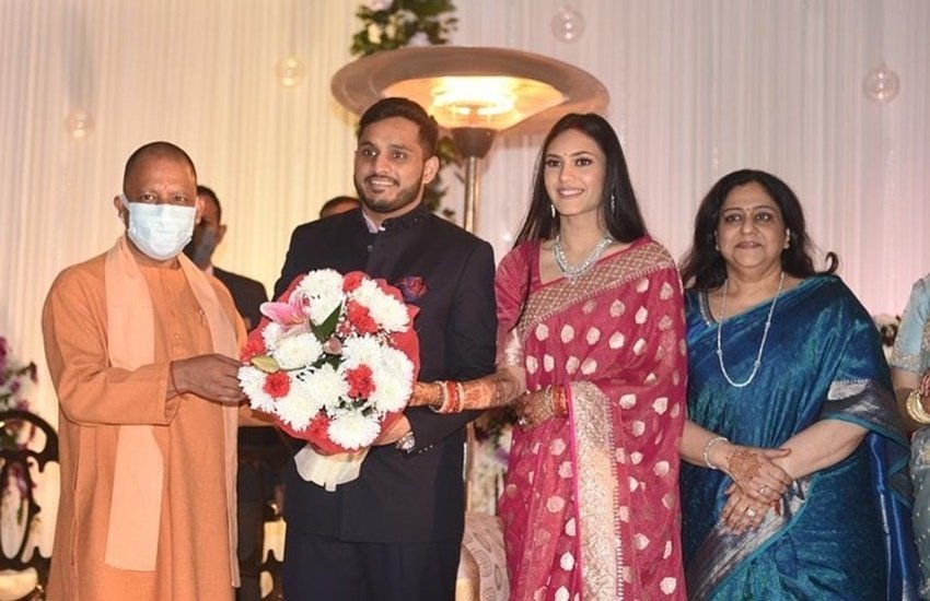 रायबरेली सदर से विधायक अदिति सिंह की छोटी बहन देव्यांशी की शादी पूर्व केंद्रीय मंत्री अखिलेश दास की बेटी से हुई है। लखनऊ में शादी के बाद रिसेप्शन पार्टी रखी गई थी। रिसेप्शन में यूपी के सीएम योगी आदित्यनाथ समेत कई बड़े नेता शामिल हुए। देखें तस्वीरें: