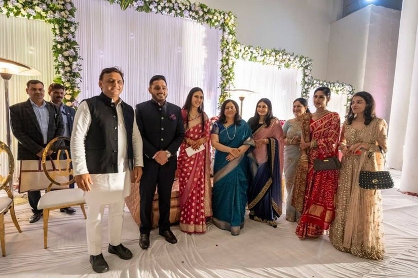 समाजवादी पार्टी के अध्यक्ष अखिलेश यादव ने नवदंपत्ति को शुभकामनाएं दीं।