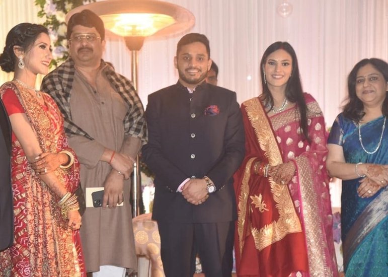 देवांशी और विराज के साथ कुंडा से निर्दलीय विधायक राजा भैया और अदिति सिंह।