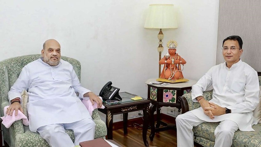 जितिन प्रसाद भी पुराने कांग्रेसी रहे हैं। उनके परिवार के लोग भी कांग्रेस के साथ जुड़े रहे। इस साल के मध्य में जितिन प्रसाद कांग्रेस को छोड़ बीजेपी में चले गए।