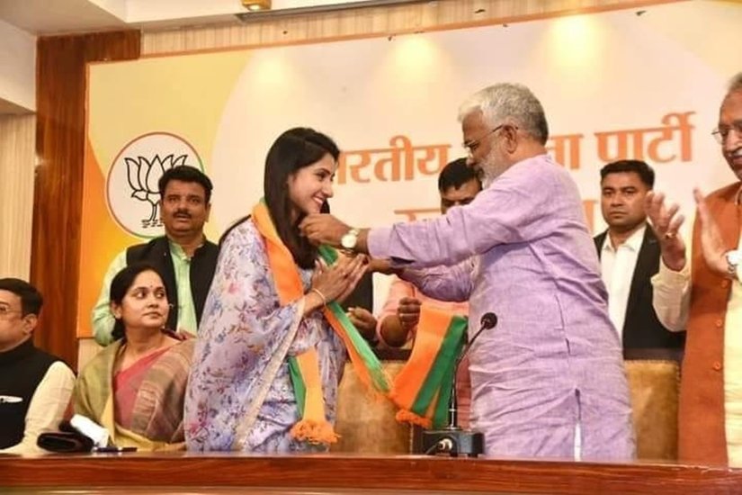 हाल ही में अदिति सिंह ने कांग्रेस का साथ छोड़ बीजेपी का दामन थामा। तब भी वह साड़ी में ही नजर आई थीं।