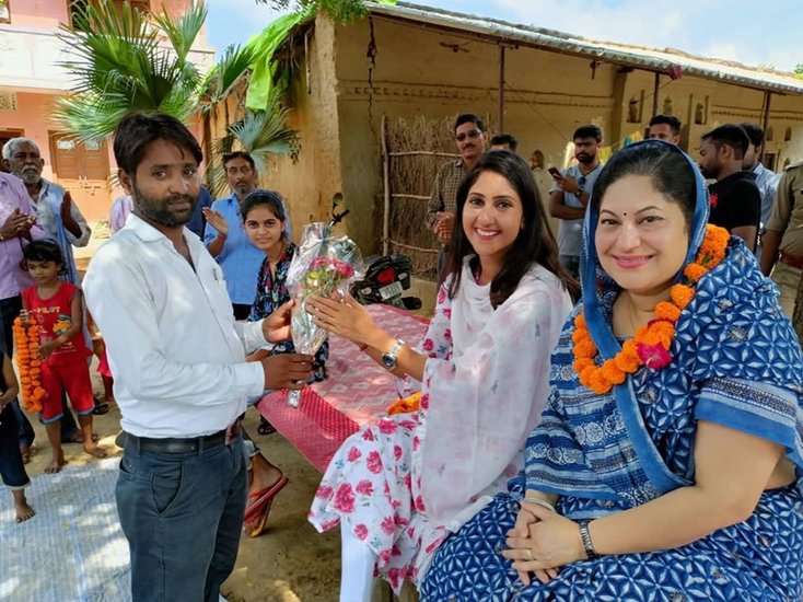 अदिति सिंह की मां का नाम वैशाली सिंह है। वैशाली भी सार्वजनिक जीवन में हैं। वह ब्लॉक प्रमुख हैं।