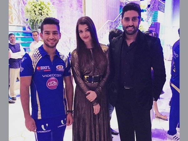 युवा क्रिकेटर उनमुक्त चंद के साथ ऐश्वर्या और अभिषेक बच्चन।