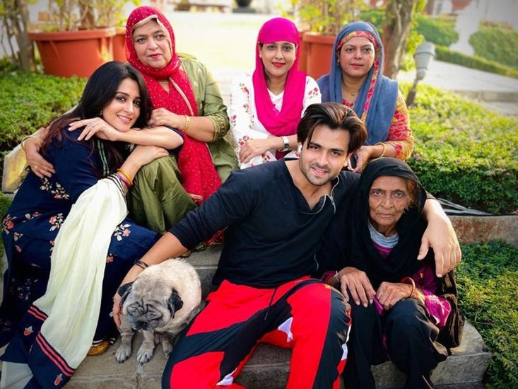 Deepika Kakkar: दीपिका कक्कड़ ने शोएब इब्राहिम से शादी की है। शादी के बाद दीपिका की सास और ननद उनके साथ ही एक छत के नीचे रहती हैं।