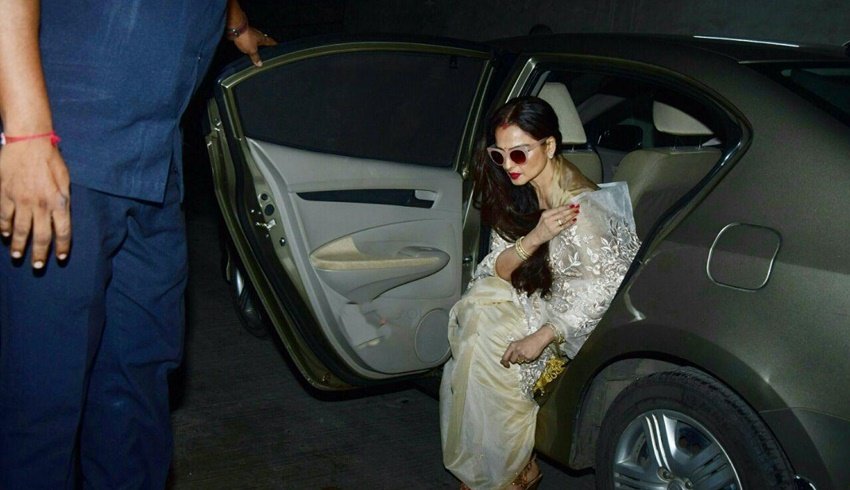 सदाबहार अभिनेत्री रेखा के पास कई गाड़ियां हैं। वैसे वह ज्यादातर ऑडी A3 और होंडा सिटी में नजर आती हैं।