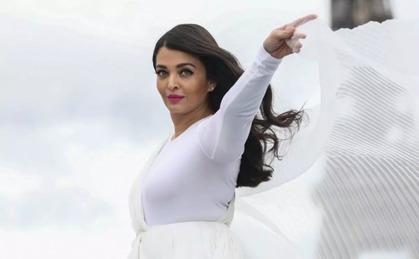 Aishwarya Rai Bachchan: ऐश्वर्या राय देश की चर्चित हस्ती हैं। मिस वर्ल्ड का खिताब जीतकर देश का नाम रोशन करने वालीं ऐश्वर्या राय ने बॉलीवुड में अपनी अदाकारी से करोड़ों लोगों को फैन बनाया। ऐश्वर्या राय की सोशल मीडिया में तमाम ऐसी तस्वीरें हैं जिनमें वह देश के बड़े राजनेताओं के साथ दिख रही हैं। आइए देखें वो वायरल तस्वीरें: 