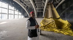 अखिलेश यादव की जेब में बोतल देख योगी आदित्यनाथ ने कसा तंज, बोले – ‘बबुआ’ स्वीडिश ब्रांड लेकर कर रहे हैं नौटंकी