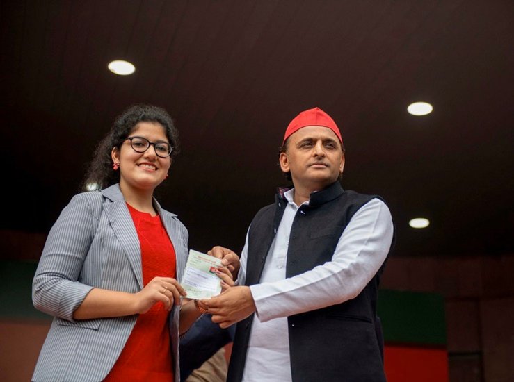 चाहत मल्होत्रा समाजवादी पार्टी के कामों से प्रभावित हो इसकी सदस्य बन गई थीं।