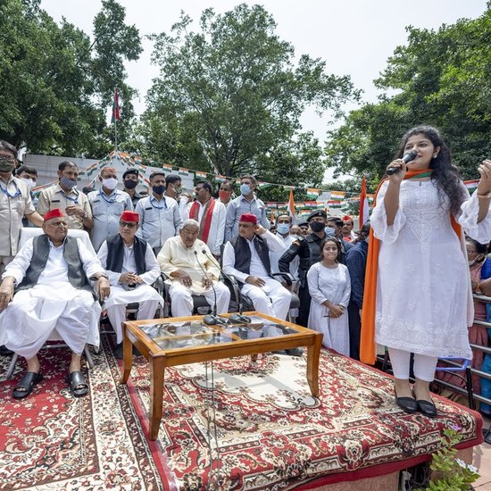 इस युवती का नाम हैं चाहत मल्होत्रा। चाहत एक सिंगर और सोशल एक्टिविस्ट हैं।
