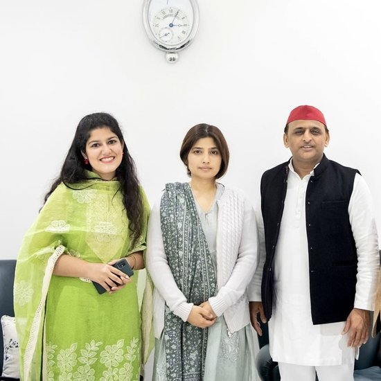 चाहत मल्होत्रा सपा में यादव परिवार की भी बेहद करीबी हैं।