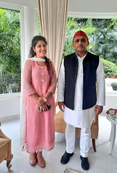 चाहत उसी स्कूल से पढ़ी हैं जहां अखिलेश यादव के बच्चे पढ़ाई करते हैं।