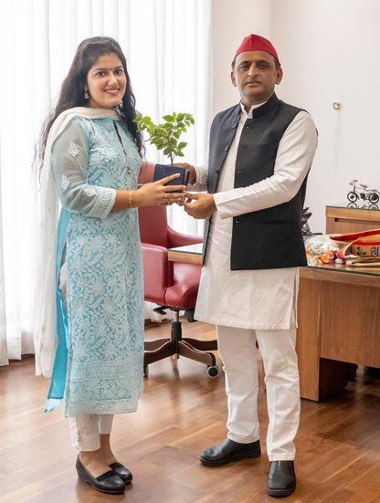 चाहत मल्होत्रा सोशल मीडिया में काफी पॉपुलर हैं। उनके कई गाने यूट्यूब पर वायरल हो चुके हैं।