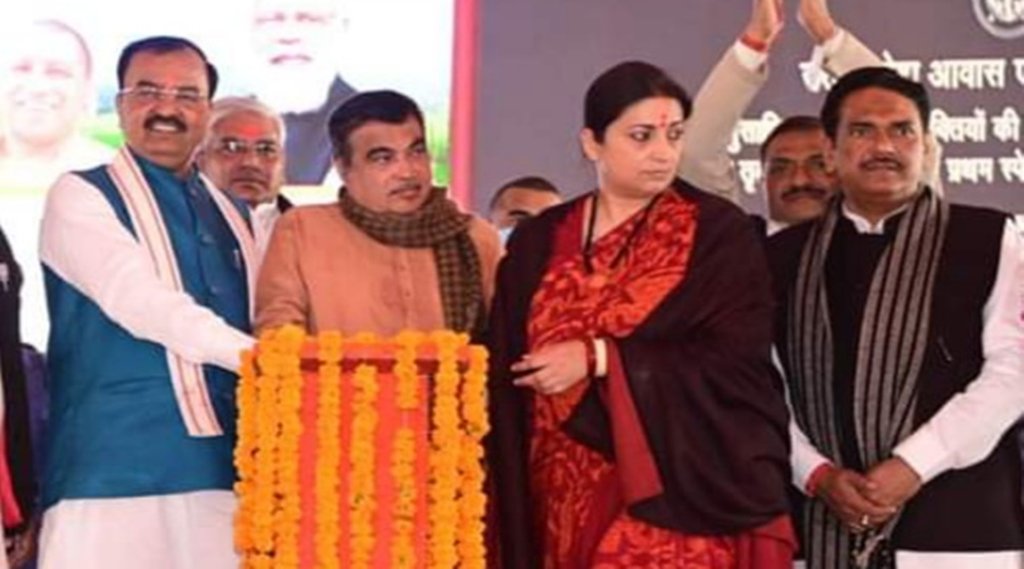 अमेठी में विकास कार्यों का लोकार्पण करते केंद्रीय मंत्री नितिन गडकरी और सांसद स्मृति ईरानी। साथ में हैं यूपी के उपमुख्यमंत्री केशव प्रसाद मौर्य। 