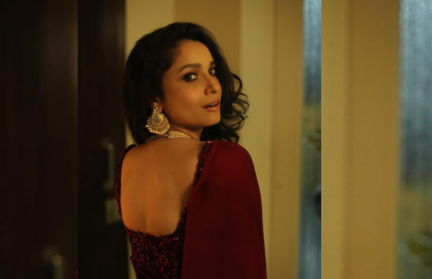 अंकिता लोखंडे (Ankita Lokhande) ने इन रोमांटिक तस्वीरों को शेयर करते हुए कैप्शन में लिखा- बस यूं ही। बता दें कि हाल ही में कपल की शादी का वेडिंग कार्ड सामने आया था, जिसमें दोनों की शादी की पूरी डिटेल्स थी।