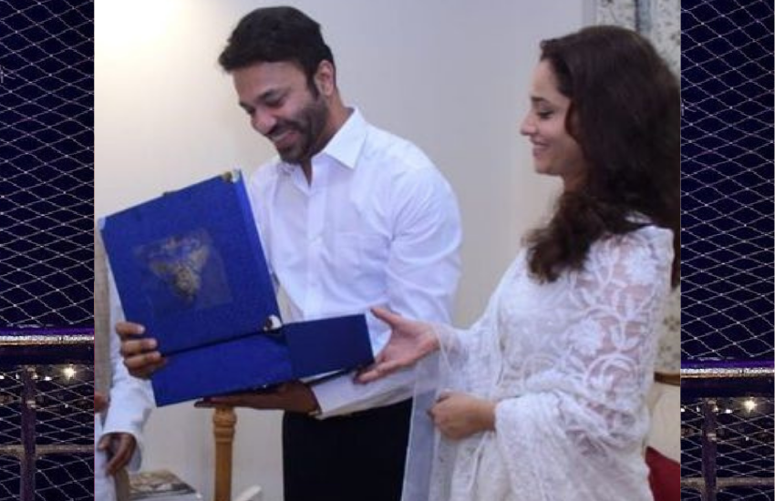 शादी का कार्ड एक नीले रंग के बॉक्स में पैक किया गया है, जिस पर अंकिता और विक्की के नाम सिल्वर कलर में लिखे हैं।