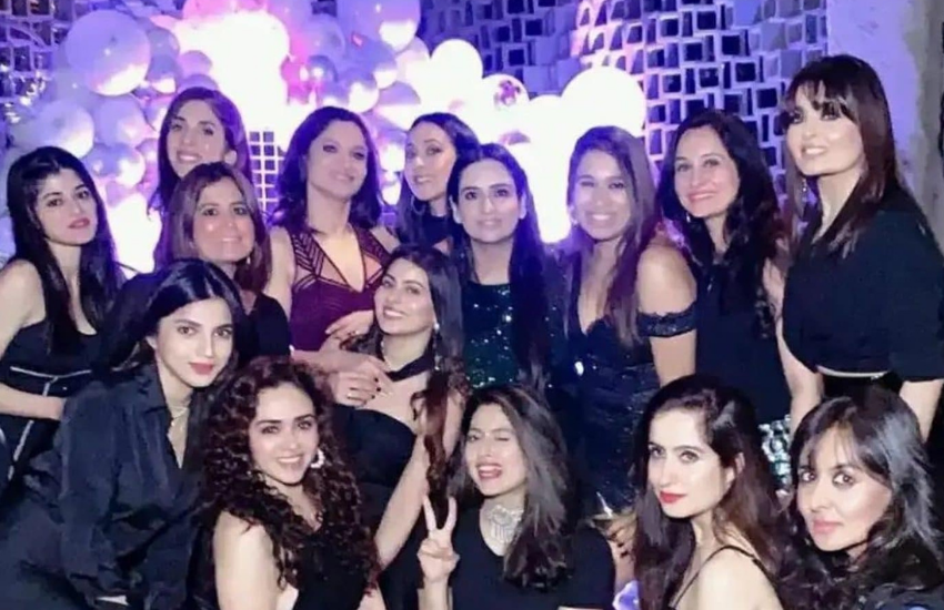 किता के सारे दोस्त ब्लैक कलर की ड्रेस में नजर आईं, लेकिन वो खुद पर्पल कलर के कपड़े पहनी धूम मचाती नजर आई।
