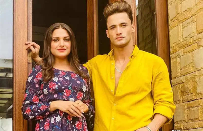 हिमांशी खुराना की एंट्री जब बिग बॉस में हुई तो आसिम रियाज उनके प्यार में पड़ गए। जबकि हिमांशी की सगाई भी हो चुकी थी, लेकिन आसिम के करीब हिमांशी को देख, उनकी सगाई टूट गई थी।