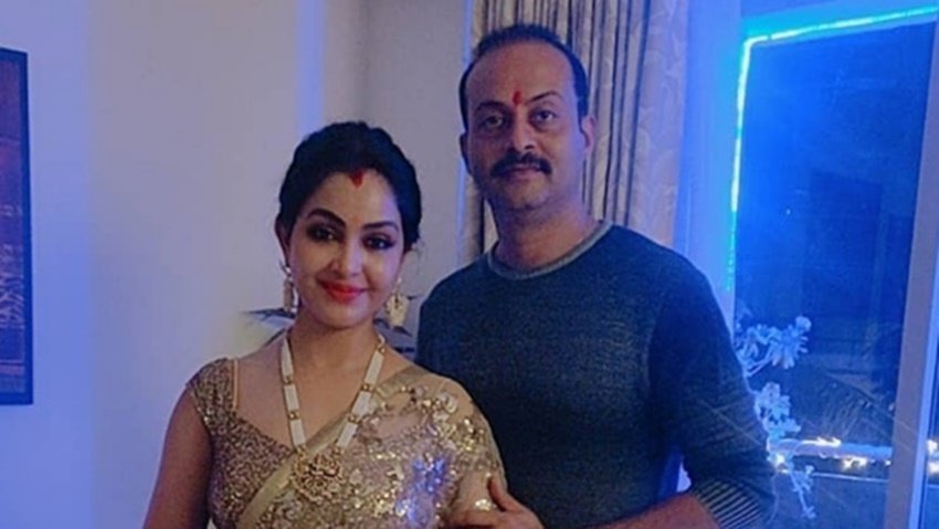 शुभांगी अत्रे ने एक इंटरव्यू में बताया था कि वह पीयूष को बचपन से जानती हैं। दोनों एक साथ ही पढे बढ़े हैं। पीयूष इंदौर के रहने वाले हैं और अपना बिजनेस करते हैं। वहीं शुभांगी का मायका भोपाल में है। 