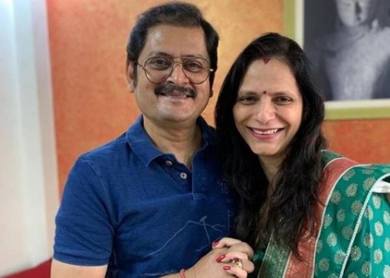 शो में मनमोहन तिवारी बने रोहिताश गौड़ ने साल 2002 में रेखा गौड़ से शादी रचाई थी।