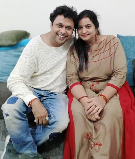 शो में दरोगा हप्पू सिंह का रोल प्ले करने वाले योगेश त्रिपाठी की रियल लाइफ वाइफ हैं सपना त्रिपाठी।