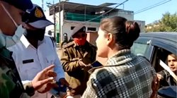 भोपाल में चेकिंग के दौरान महिला का हाई वोल्टेज ड्रामा, पुलिसकर्मी की तरफ झपट कर बोलीं- हम भी वकील हैं; VIDEO वायरल