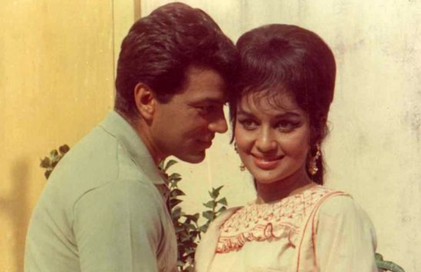 धर्मेंद्र ने साल 1966 में फिल्म 'आए दिन बहार के' का एक किस्सा सुनाया और बताया था कि उन दिनों फिल्म की शूटिंग दार्जीलिंग में हो रही थी। पैकअप के बाद सब मिलकर देर रात तक पार्टी करते थे।
