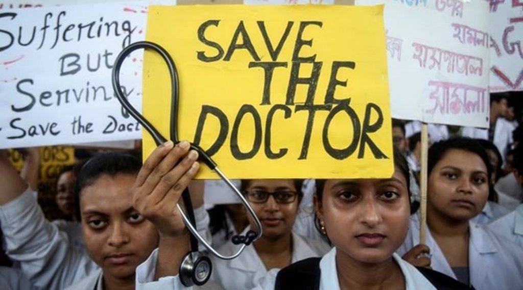 सुनवाई नहीं होने पर डॉक्टरों की हड़ताल जारी। (Photo- Reuters)