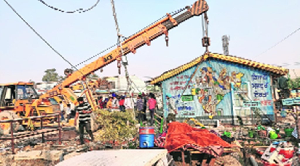 सिंघु की झोपड़ी को बठिंडा ले जा रहे किसान