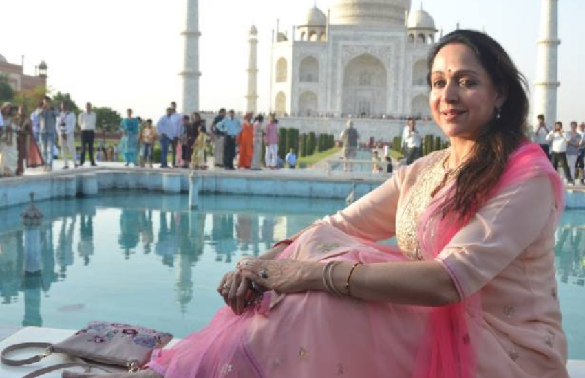 यहां हेमा का हाथ मांगते हुए संजीव कुमार उनकी मां ने हेमा के सामने एक शर्त रख दी थी।