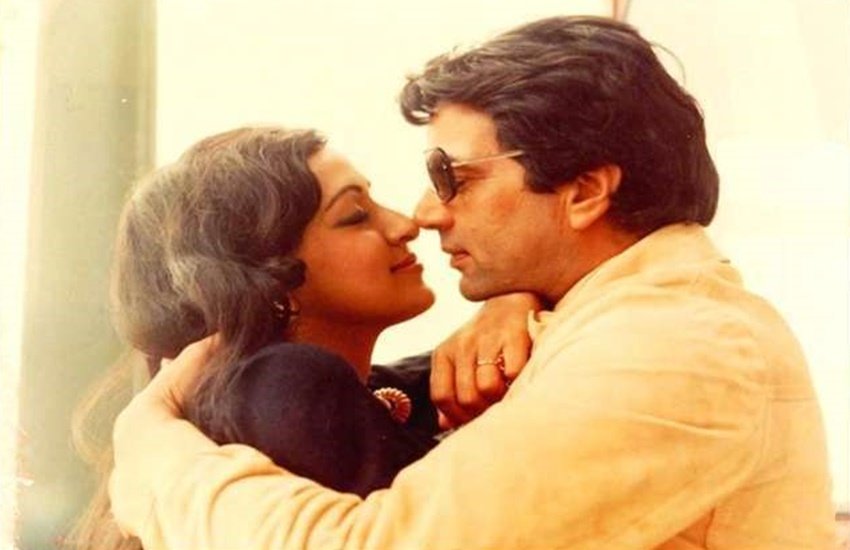 Hema Malini Dharmendra: बॉलीवुड के कई बड़े सुपरस्टार्स ऐसे हैं जिन्होंने दूसरी भाषाओं की फिल्मों में भी काम किया। बात भोजपुरी भाषा की फिल्मों में की करें तो हिंदी सिनेमा के तमाम दिग्गज सितारे ऐसे हैं जो नजर आए। इनमें धर्मेंद्र(Dharmendra), हेमा मालिनी (Hema Malini) से अमिताभ बच्चन (Amitabh Bachchan) और जया बच्चन (Jaya Bachchan) जैसे एक्टर्स के नाम शामिल हैं।