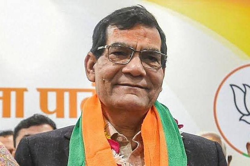 पीएम नरेंद्र मोदी के बेहद करीबी एके शर्मा भी अब राजनीति में हैं। एके शर्मा जिनका पूरा नाम अरविंद कुमार शर्मा है वह 1988 बैच के गुजरात कैडर के आईएएस अधिकारी थे। रिटायरमेंट से दो साल पहले उन्होंने वीआरएस ले लिया। वह यूपी बीजेपी के उपाध्यक्ष भी हैं।