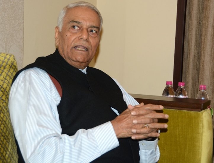  चंद्रशेखर और अटल बिहारी वाजपेयी की सरकार में मंत्री रहे पूर्व बीजेपी नेता यशवंत सिन्हा भी IAS थे। 1960 बैच के आईएएस यशवंत सिन्हा ने 1984 तक बतौर प्रशासनिक अधिकारी काम किया और फिर राजनीति में आ गए। 