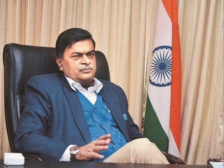 नरेंद्र मोदी सरकार में मंत्री आर के सिंह 1975 बैच के बिहार कैडर के आईएएस अधिकारी थे। साल 2013 में वह बीजेपी में शामिल हो गए थे।