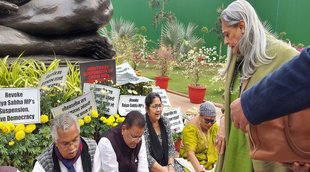 Jaya Bachchan reached with chocolate and toffee