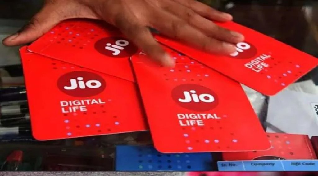 मुकेश अंबानी की Jio ने कई प्लान्स से इस चीज का सबस्क्रिप्शन किया खत्म, जानें- VI और Airtel के मुकाबले कौन सा पड़ेगा सस्ता? (File Photo)