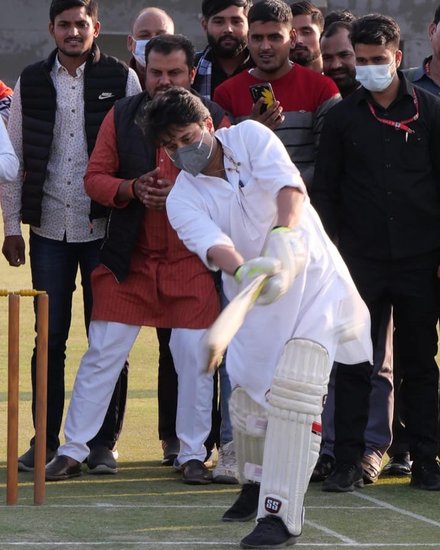 Jyotiraditya Scindia: ज्योतिरादित्य सिंधिया ग्वालियर में बन रहे अंतरराष्ट्रीय क्रिकेट स्टेडियम का दौरा करने पहुंचे तो खुद को रोक नहीं पाए। वहां पर उन्होंने बल्ला थामा और उतर गए पिच पर। केंद्रीय मंत्री ने खुद ये तस्वीरें शेयर की हैं। 