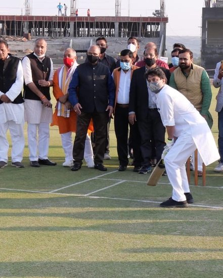 निर्माणाधीन स्टेडियम का दौरा करने पहुंचे ज्योतिरादित्य ने कहा- यह अंतरराष्ट्रीय स्तर का क्रिकेट स्टेडियम मेरे पिताजी का बहुत पुराना सपना था। वो लंबे समय से इसके लिए प्रयासरत रहे थे, वो सपना अब तेज गति से साकार होने जा रहा है। 