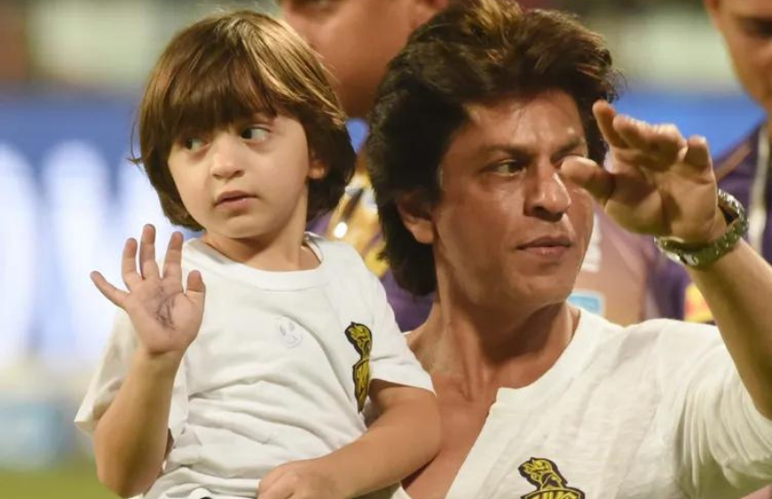 शाहरुख ने बताया था कि इंडिया गेट के पास एक कार का एक्सिडेंट हुआ था और उस पलटी हुई कार में उनकी मां, मौसी और नाना-नानी फंसे थे।